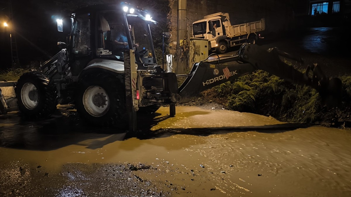 Trabzon'un Sürmene ilçesinde şiddetli yağış hayatı olumsuz etkiledi. Gündüz saatlerinde başlayan...