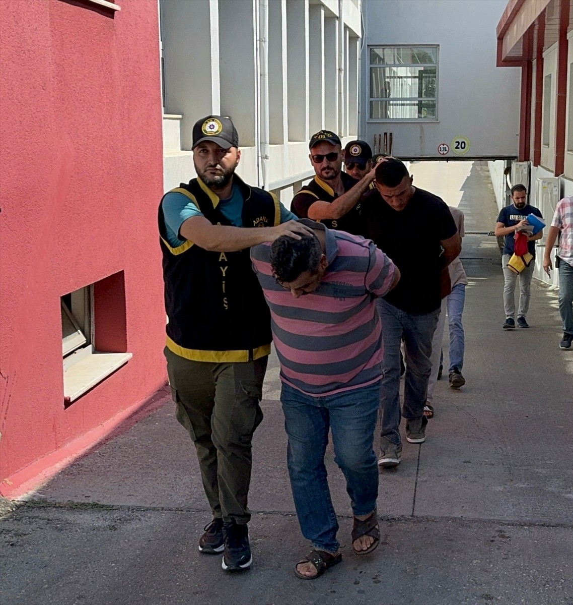 Adana'nın merkez Çukurova ilçesinde bir kişiyi bıçaklayarak ve darbederek öldürdükleri iddiasıyla...