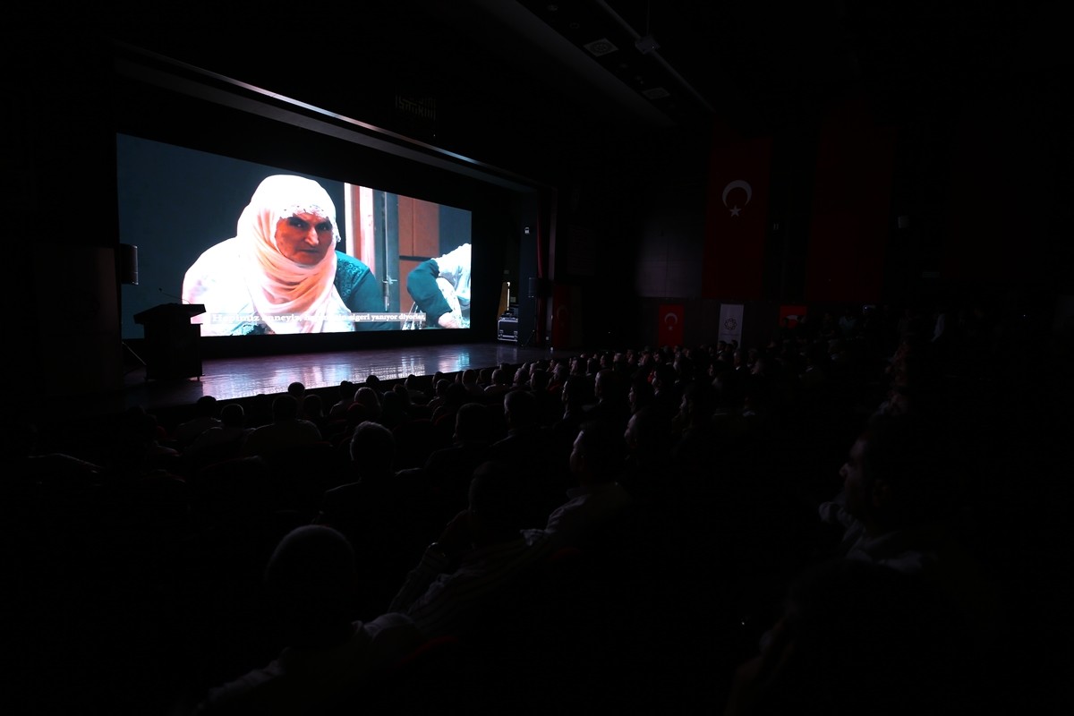 Diyarbakır annelerinin dramını anlatan "Sesler ve Yüzler" filminin gösterimi Mardin'de yapıldı....