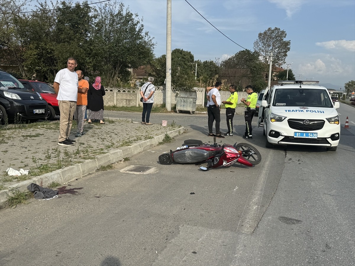 Düzce'de iki motosikletin çarpıştığı kazada ağır yaralanan sürücüler, hastaneye...