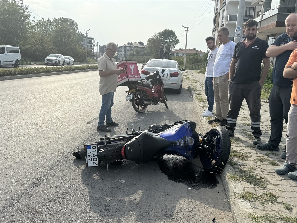 Düzce'de iki motosikletin çarpıştığı kazada ağır yaralanan sürücüler, hastaneye...