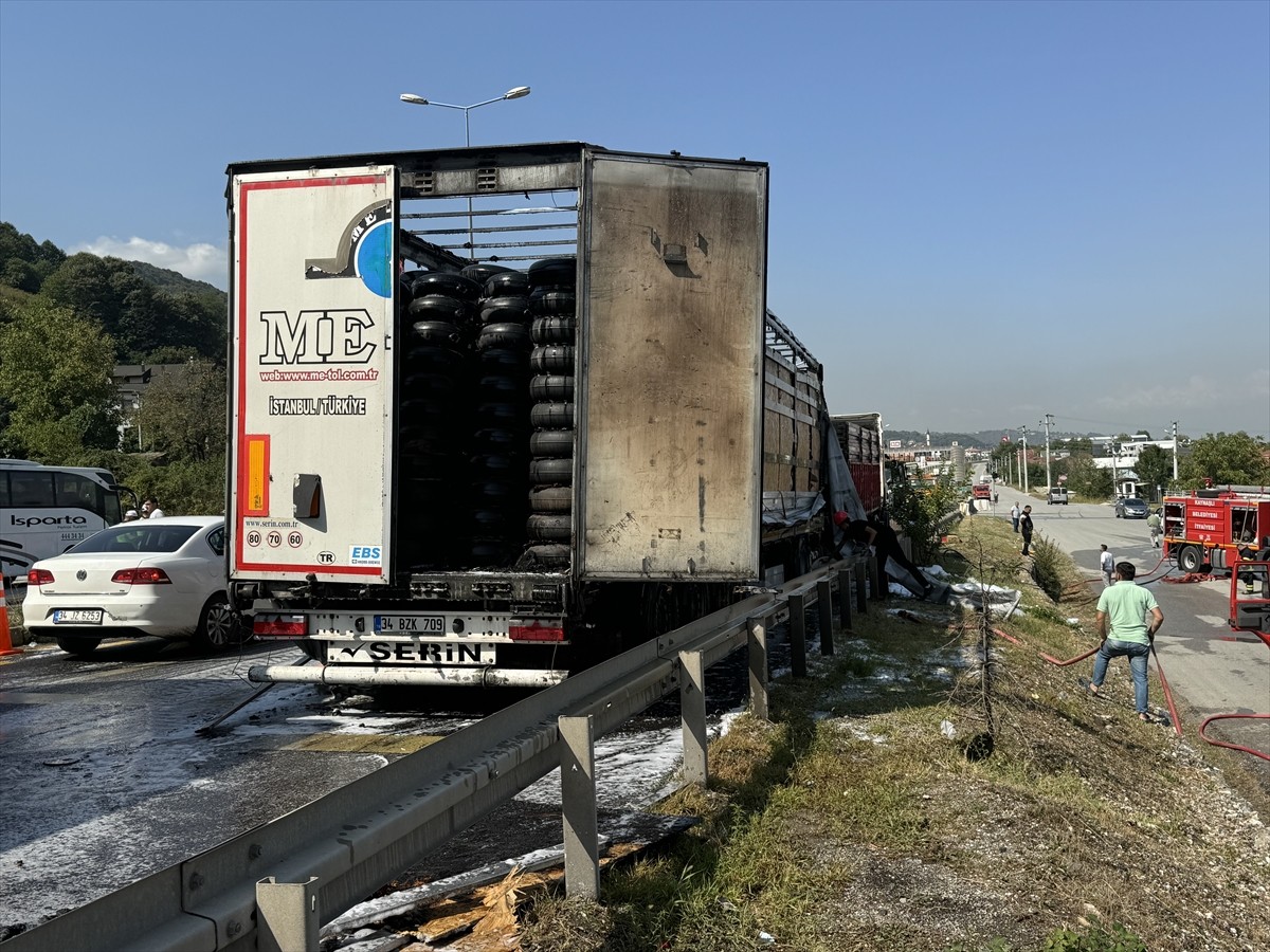 Düzce’nin Kaynaşlı ilçesinde freni boşalan tırın başka bir tıra çarpması sonucu anne ile 2 çocuğu...