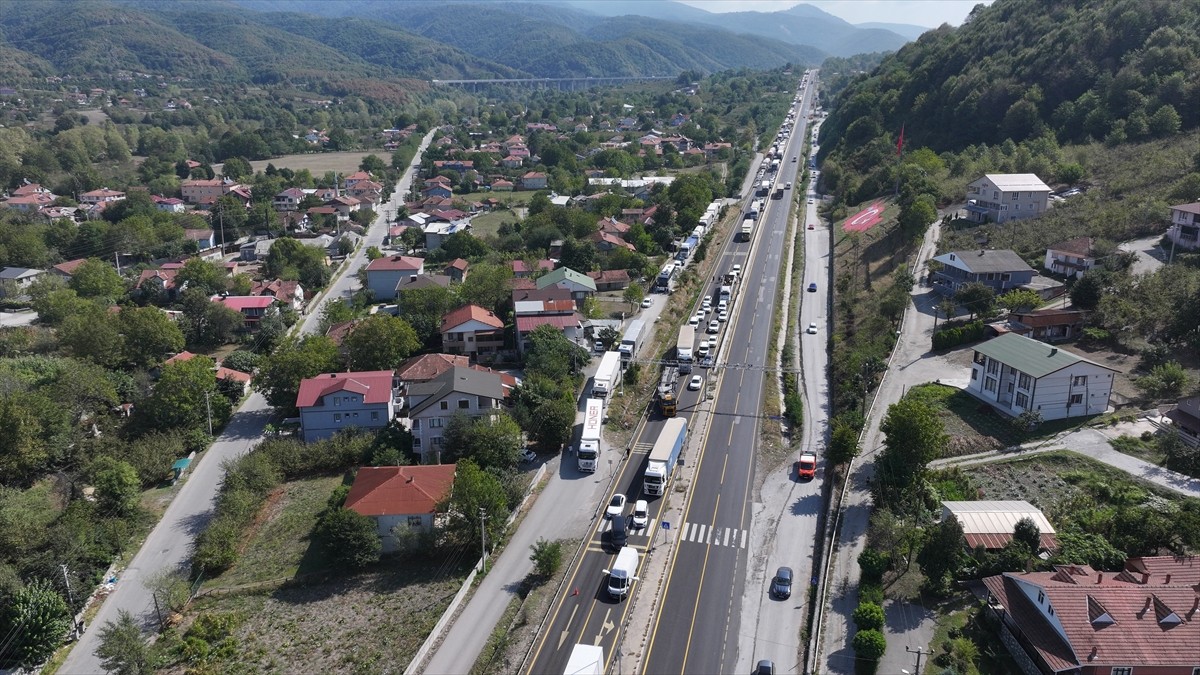 Düzce’nin Kaynaşlı ilçesinde freni boşalan tırın başka bir tıra çarpması sonucu, çarpan tırda...