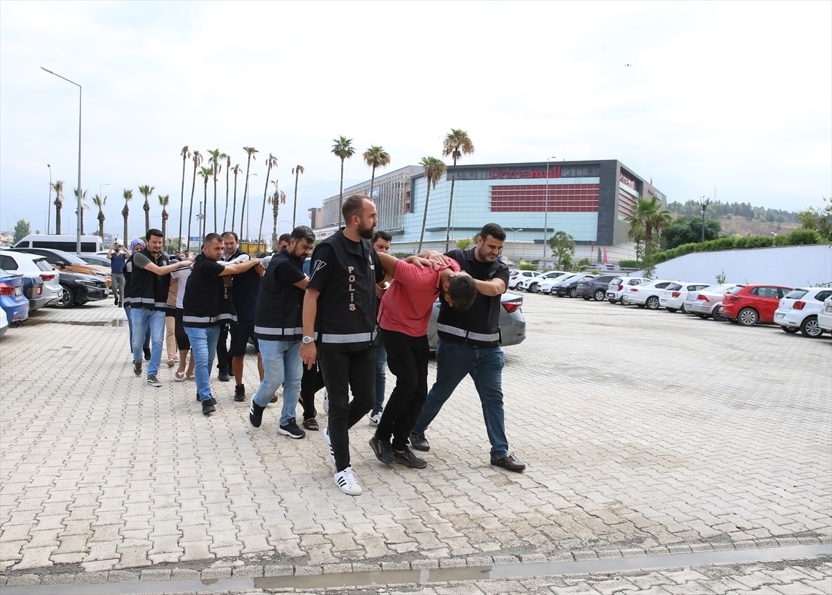 Hatay'ın İskenderun ilçesinde, bir kişinin bıçaklanarak öldürülmesiyle ilgili gözaltına alınan 5...