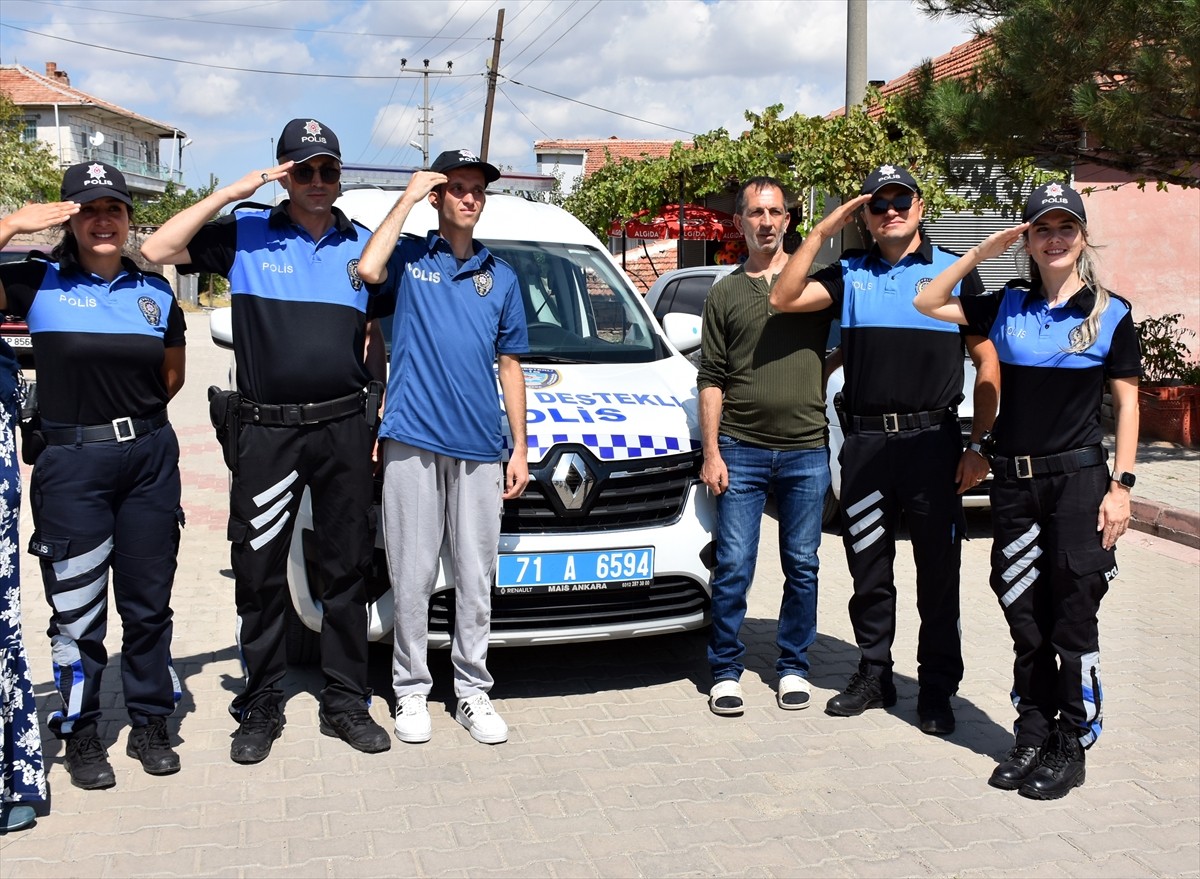 Kırıkkale'de polis olmayı ve üniforma giymeyi hayal eden 20 yaşındaki zihinsel engelli Caner...