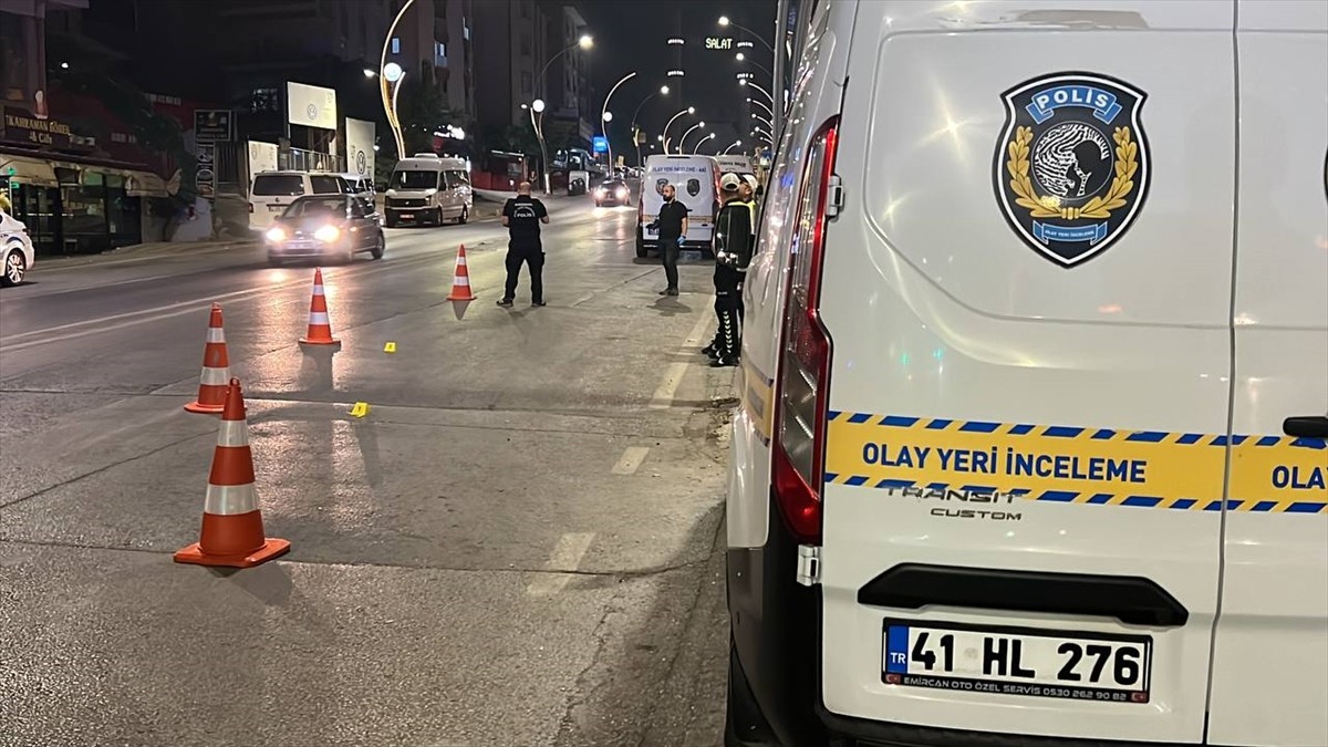 Kocaeli'nin Gebze ilçesinde silahlı saldırıya uğrayan kişi yaralandı. Olay yerine polis ekipleri...