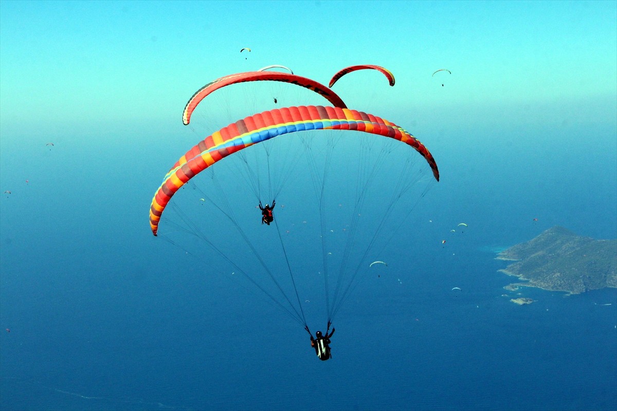 Muğla'nın Fethiye ilçesindeki Babadağ'dan 8 ayda 138 bin 158 yamaç paraşütü uçuşu...