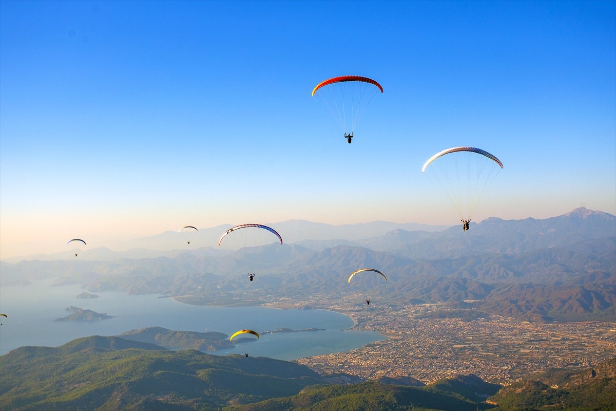 Muğla'nın Fethiye ilçesindeki Babadağ'dan 8 ayda 138 bin 158 yamaç paraşütü uçuşu...