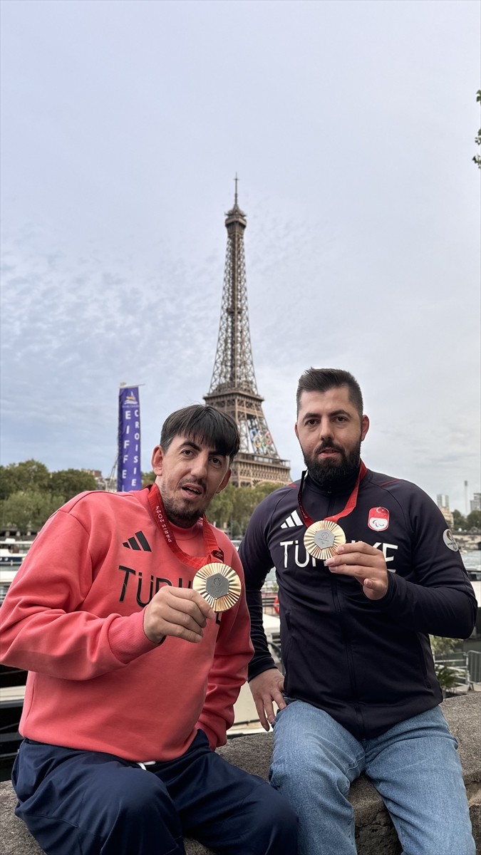 Paris 2024 Paralimpik Oyunları'nda bronz madalya kazanan milli para masa tenisçiler Abdullah...