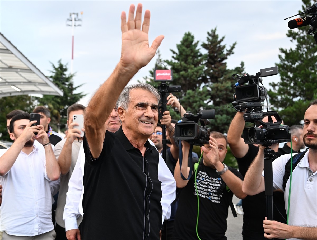 Trabzonspor'un anlaşmaya vardığı teknik direktör Şenol Güneş, Trabzon'a geldi. Güneş, havalimanı...