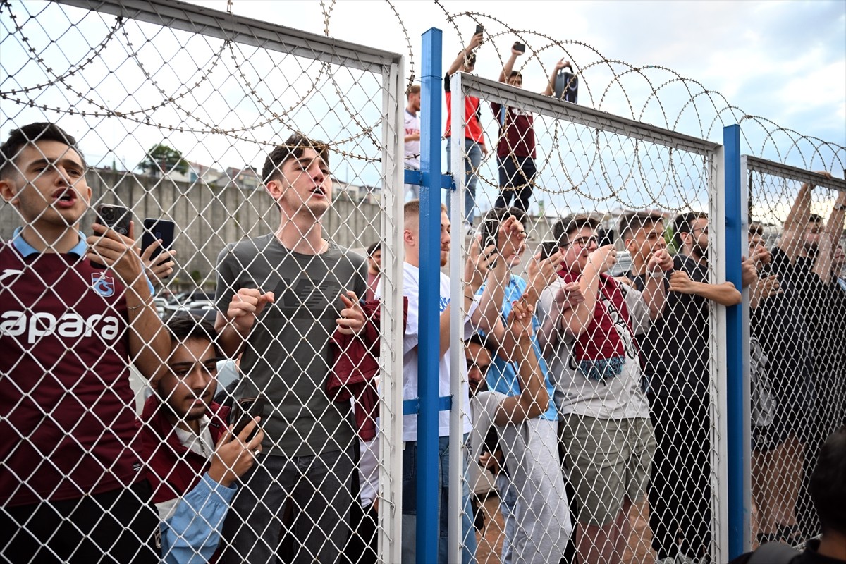 Trabzonspor'un anlaşmaya vardığı teknik direktör Şenol Güneş, Trabzon'a geldi. Güneş, havalimanı...