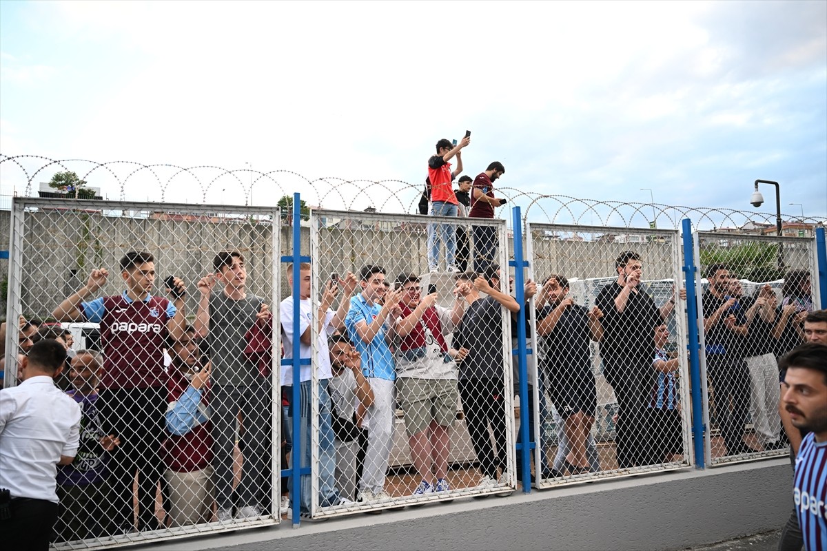 Trabzonspor'un anlaşmaya vardığı teknik direktör Şenol Güneş, Trabzon'a geldi. Güneş, havalimanı...