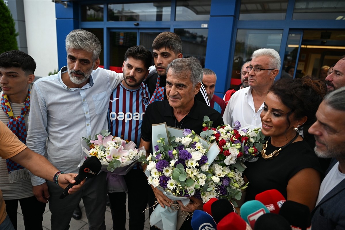 Trabzonspor'un anlaşmaya vardığı teknik direktör Şenol Güneş, Trabzon'a geldi. Güneş, havalimanı...