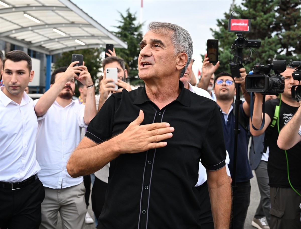 Trabzonspor'un anlaşmaya vardığı teknik direktör Şenol Güneş, Trabzon'a geldi. Güneş, havalimanı...