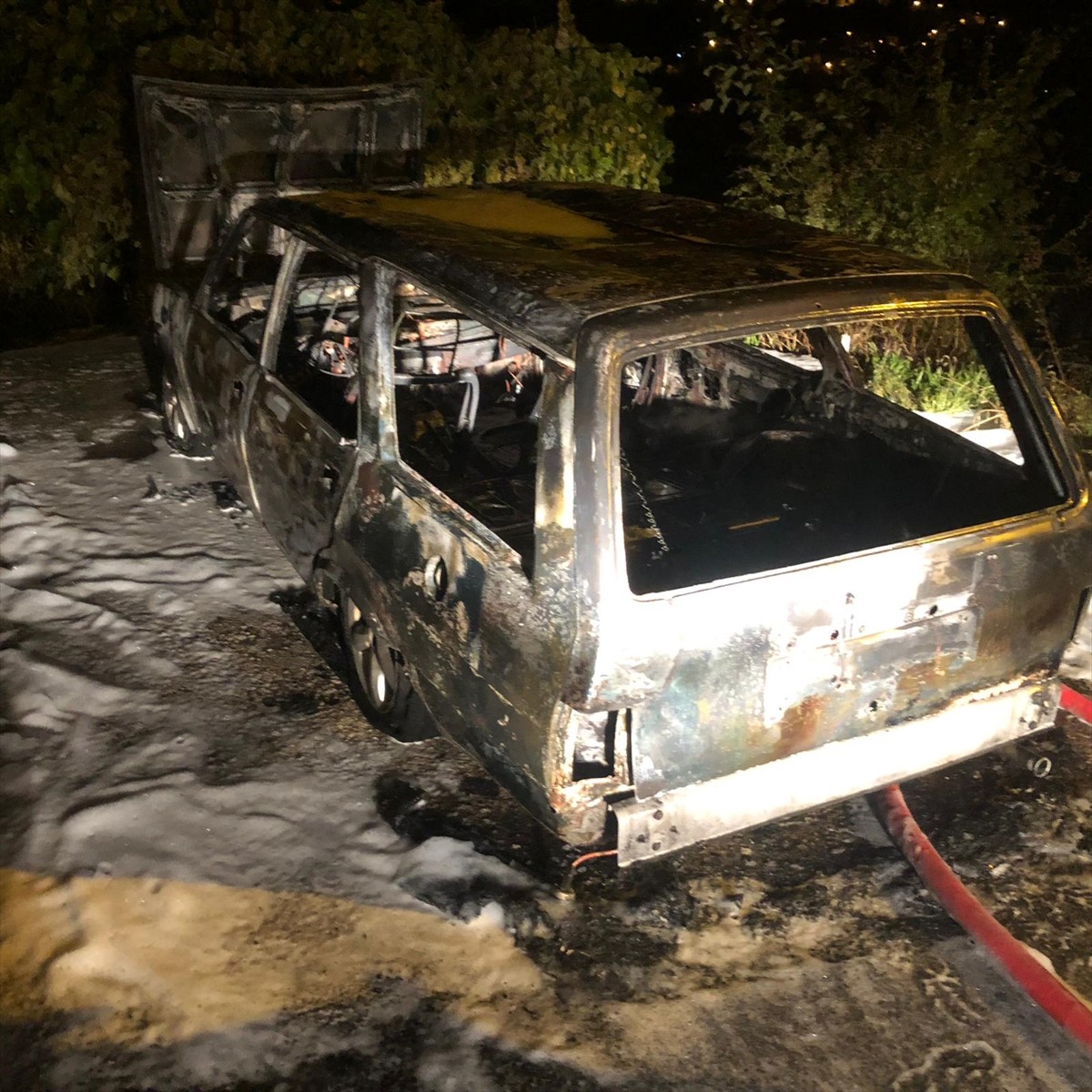 Zonguldak'ın Kozlu ilçesinde yangın çıkan park halindeki otomobil kullanılamaz hale geldi.