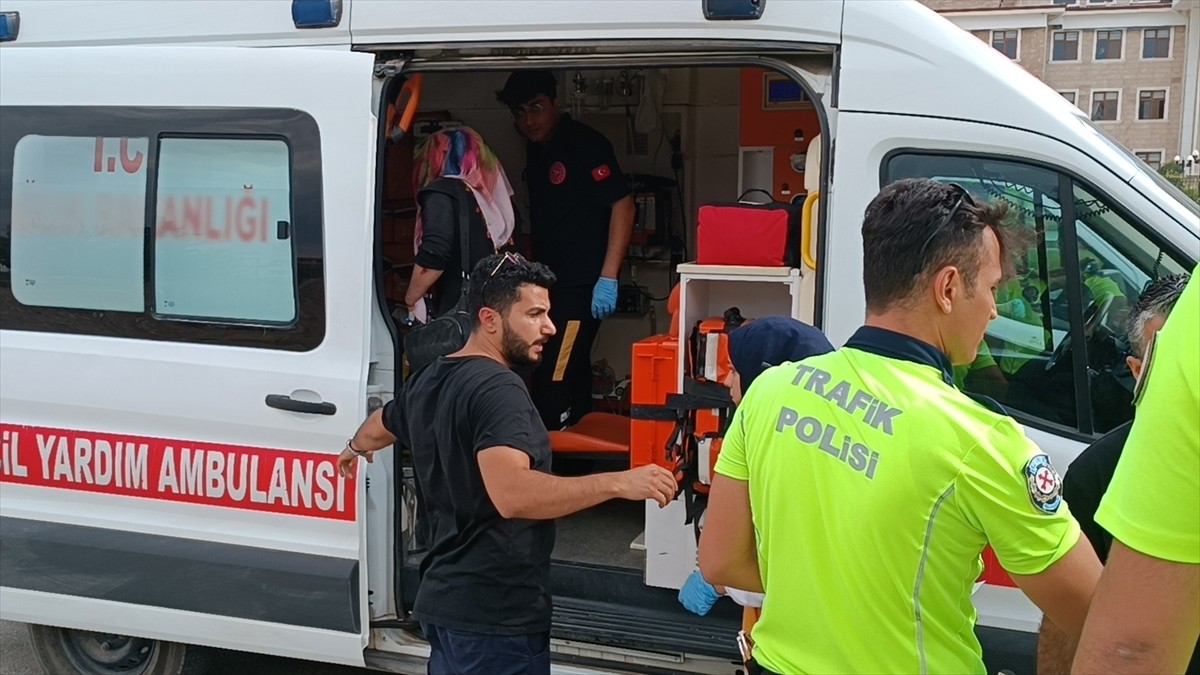 Adıyaman'da ticari araçla çarpışan motosikletteki 3'ü çocuk 5 kişi yaralandı. Yaralılar...