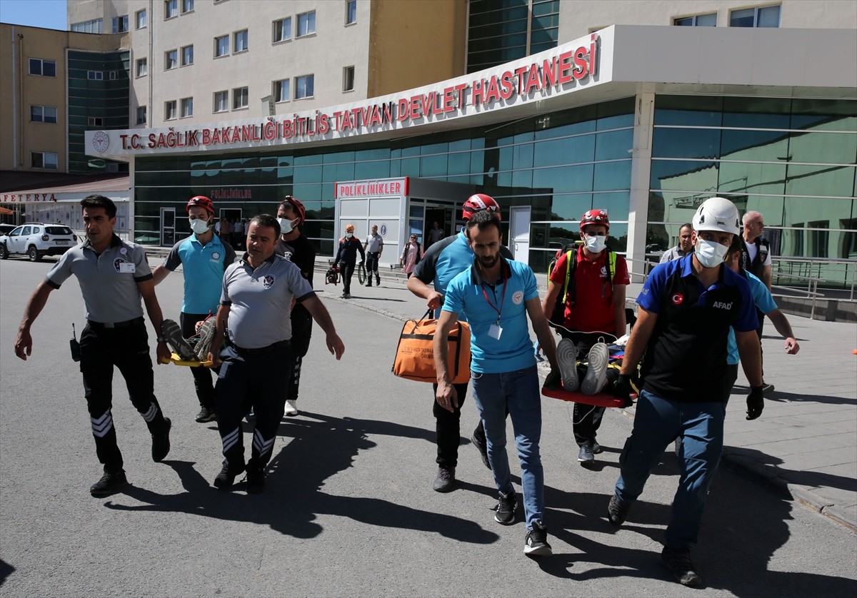 Bitlis'te depreme hazırlık amacıyla hastane ve Van Gölü'nde arama kurtarma tatbikatı...