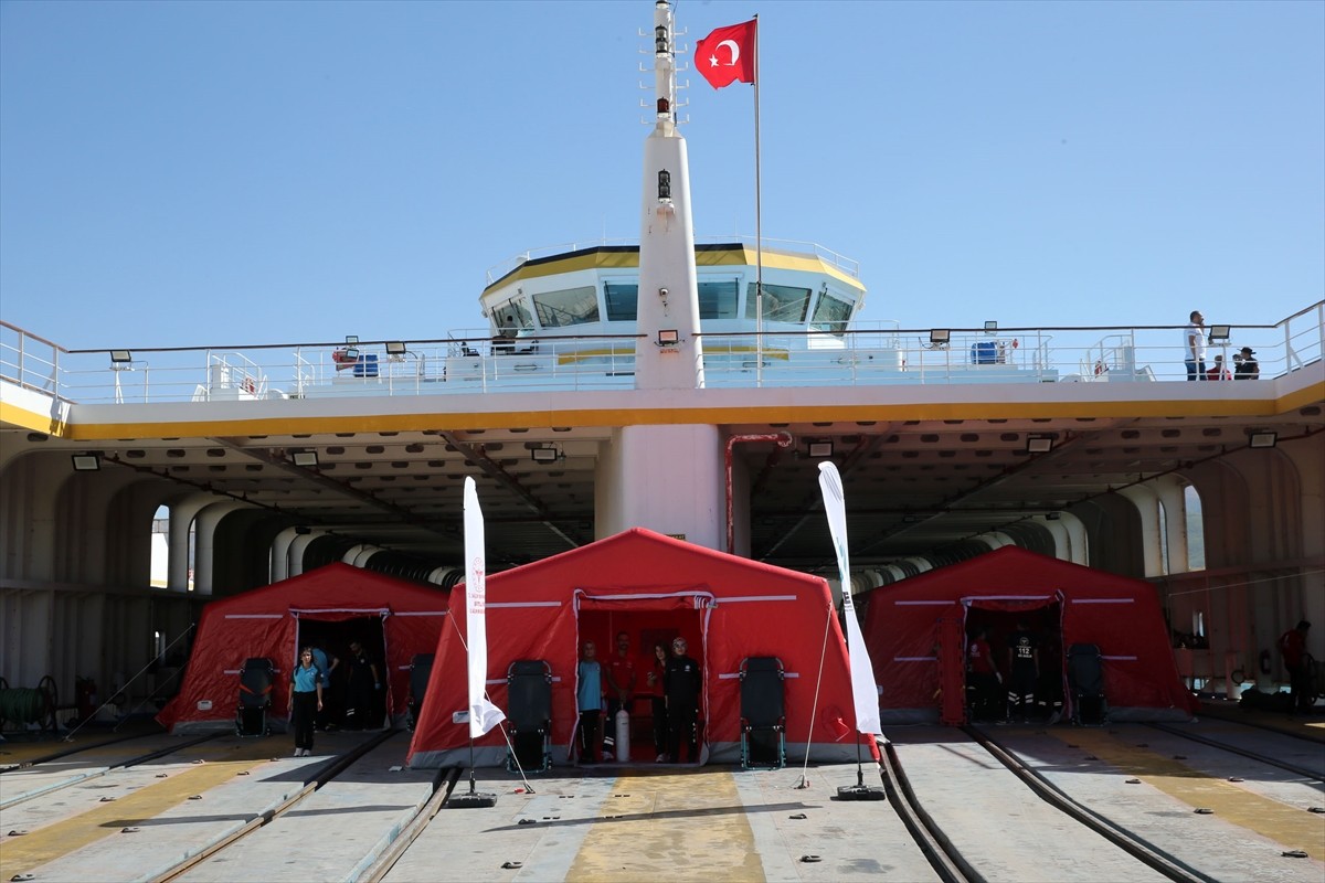 Bitlis'te depreme hazırlık amacıyla hastane ve Van Gölü'nde arama kurtarma tatbikatı...