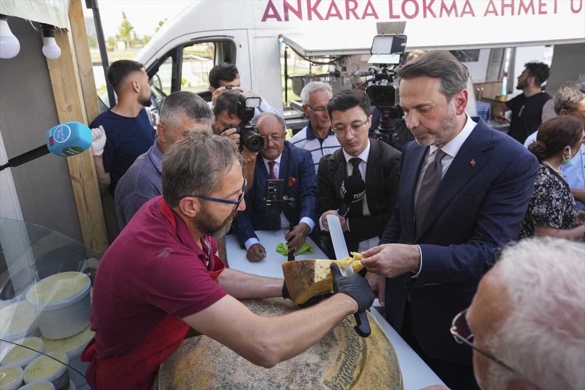 Enerji ve Tabii Kaynaklar Bakanı Alparslan Bayraktar (fotoğrafta), Başkent Millet Bahçesi'nde...