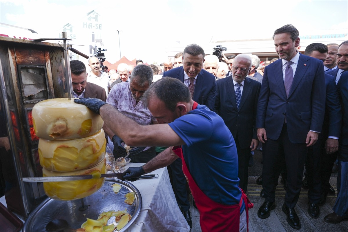 Enerji ve Tabii Kaynaklar Bakanı Alparslan Bayraktar (fotoğrafta), Başkent Millet Bahçesi'nde...