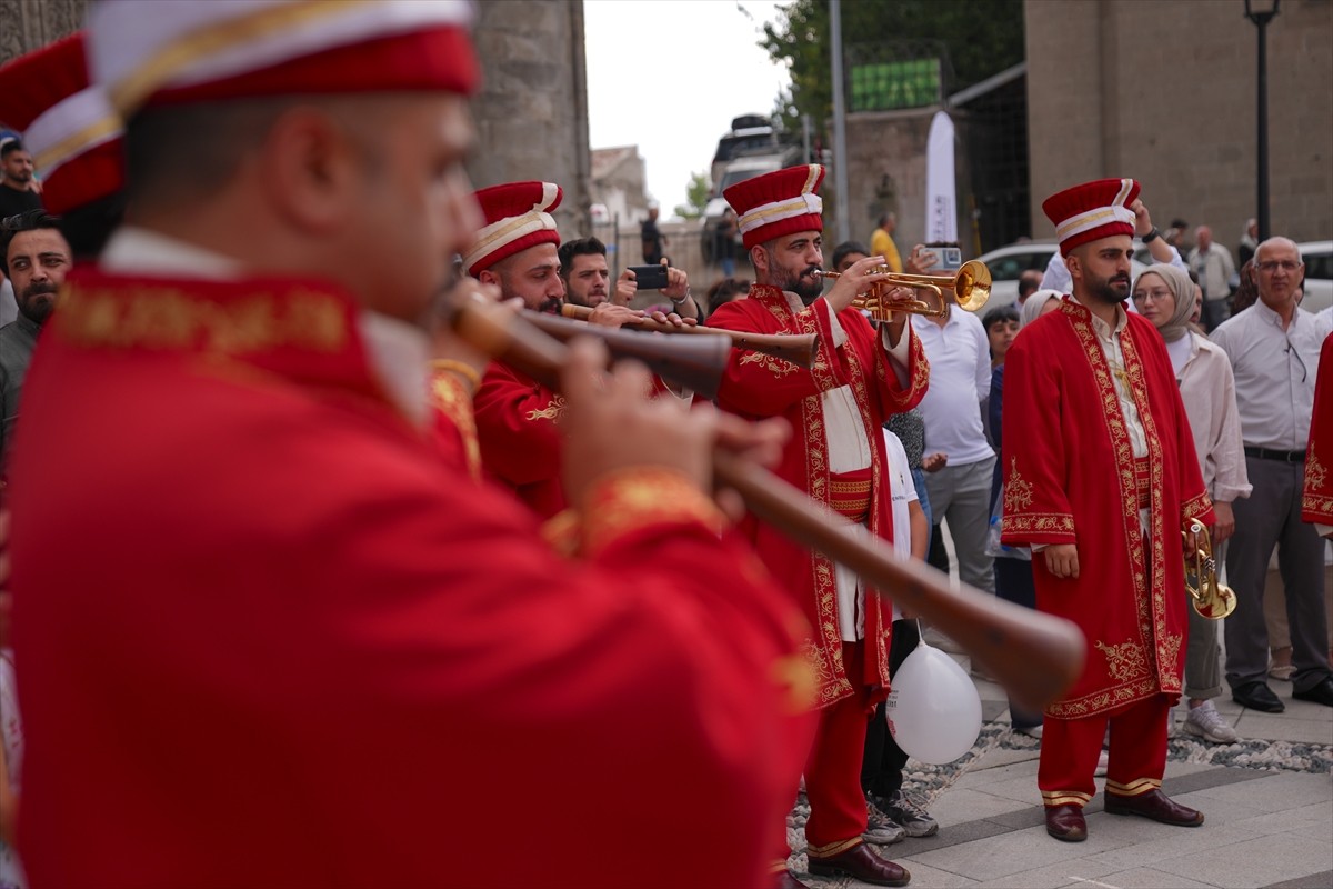 Erzurum Vakıflar Bölge Müdürlüğünün desteklediği 150 çocuk için sünnet etkinliği organize edildi....