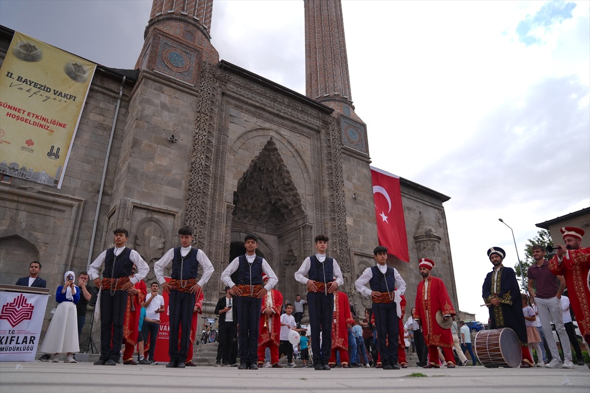 Erzurum Vakıflar Bölge Müdürlüğünün desteklediği 150 çocuk için sünnet etkinliği organize edildi....