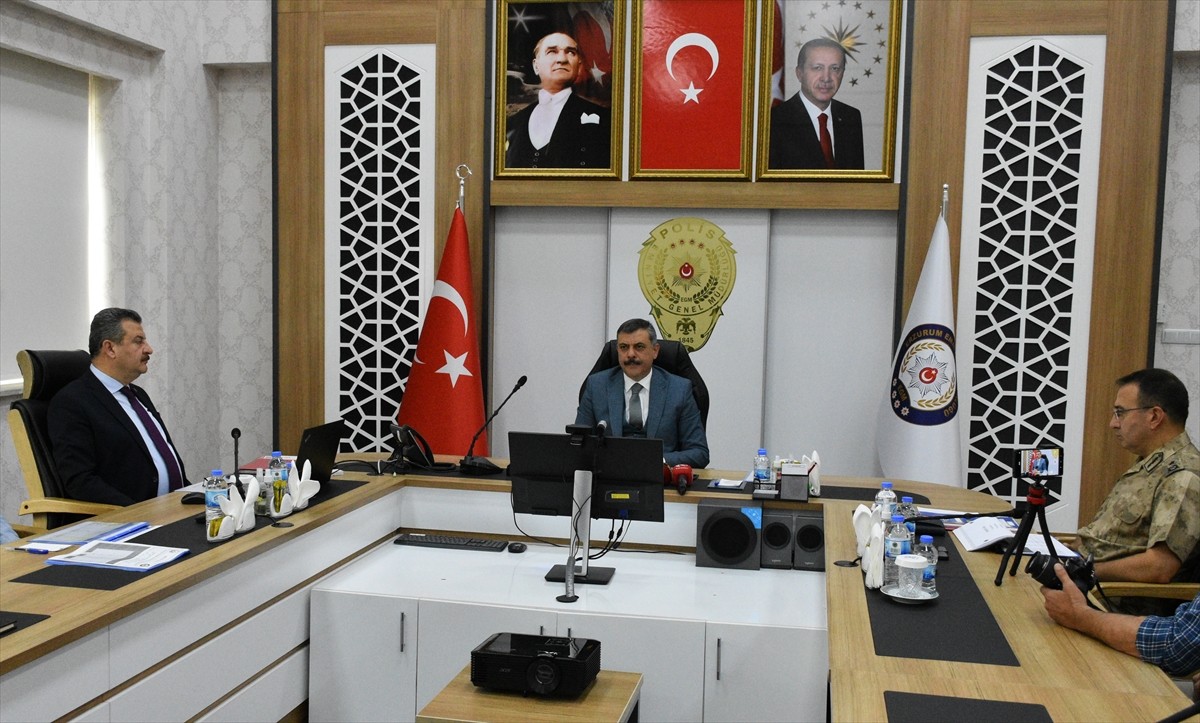 Erzurum'da "Güvenlik ve Asayiş Değerlendirme Toplantısı" yapıldı. Vali Mustafa Çiftçi, açıklama...