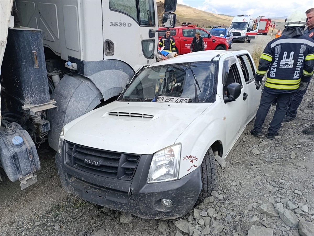 Erzurum'un Aziziye ilçesinde, hafriyat kamyonu ile pikabın çarpışması sonucu 3 kişi öldü, 1 ağır 2...