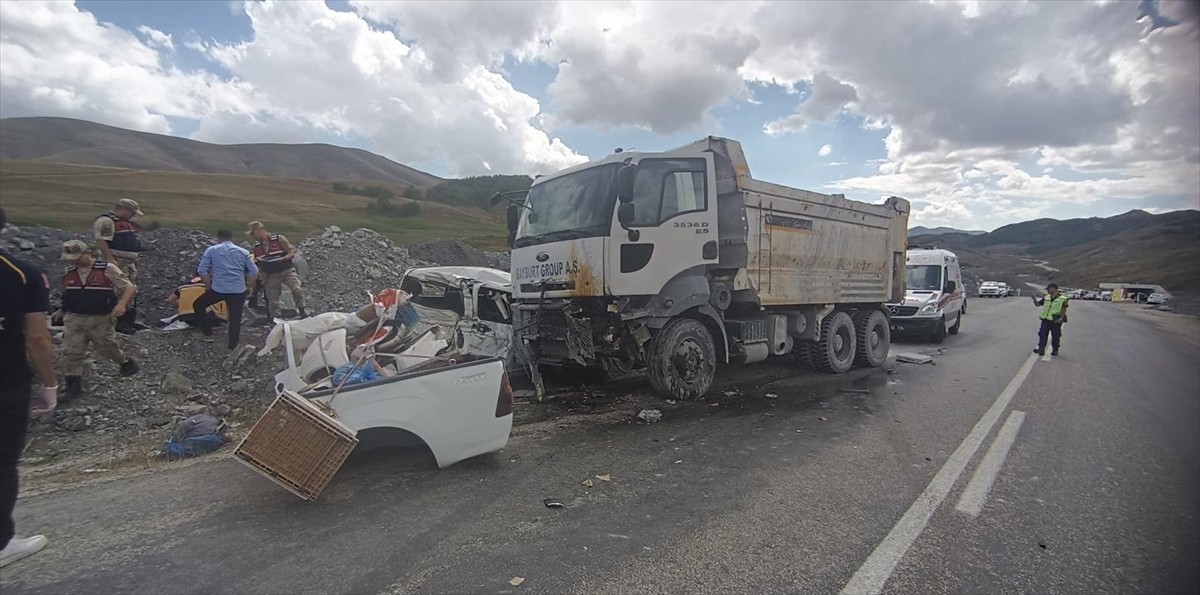 Erzurum'un Aziziye ilçesinde, hafriyat kamyonu ile pikabın çarpışması sonucu 3 kişi öldü, 1 ağır 2...