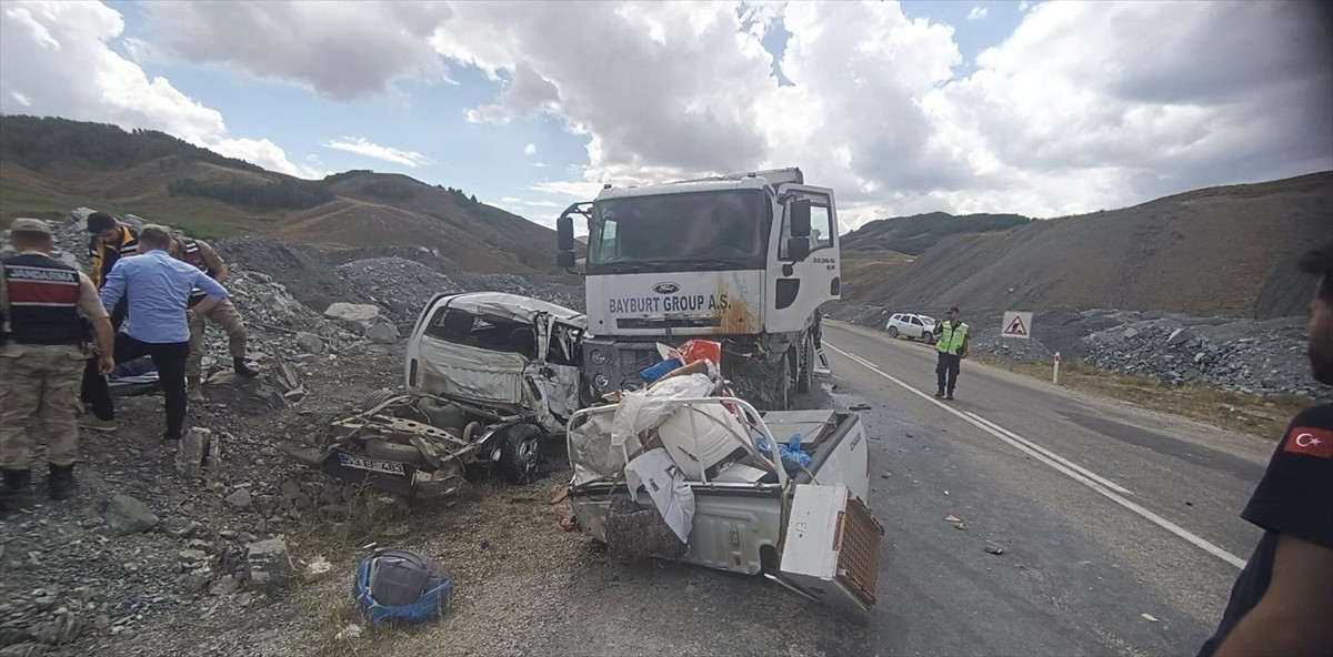 Erzurum'un Aziziye ilçesinde, hafriyat kamyonu ile pikabın çarpışması sonucu 3 kişi öldü, 1 ağır 2...