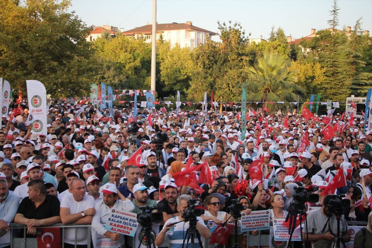 HAK-İŞ Genel Başkanı Mahmut Arslan, üyeleriyle bir araya geldiği İzmit Anıtpark'ta düzenlenen...