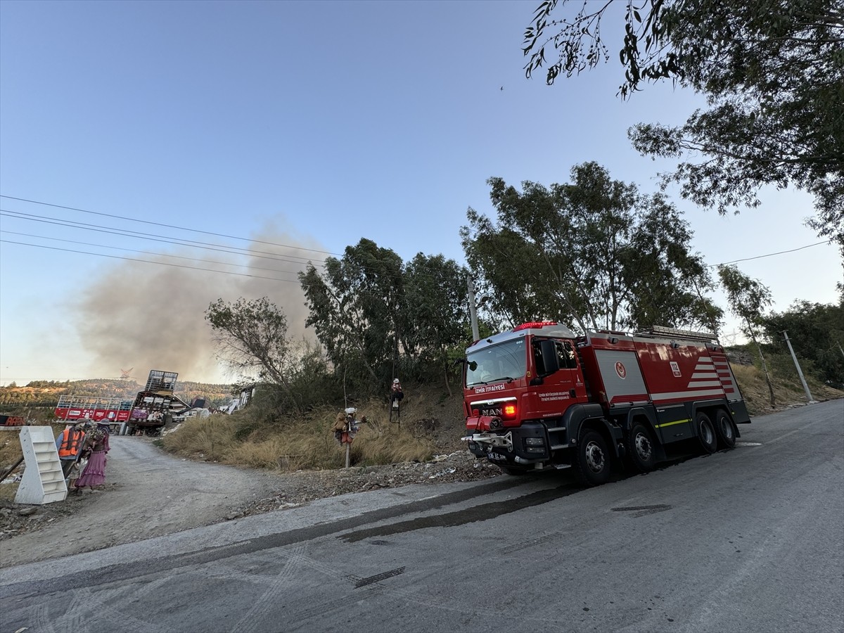 İzmir'in Karabağlar ilçesinde, katı atık depolama sahasında yangın çıktı. Atık malzemelerin...