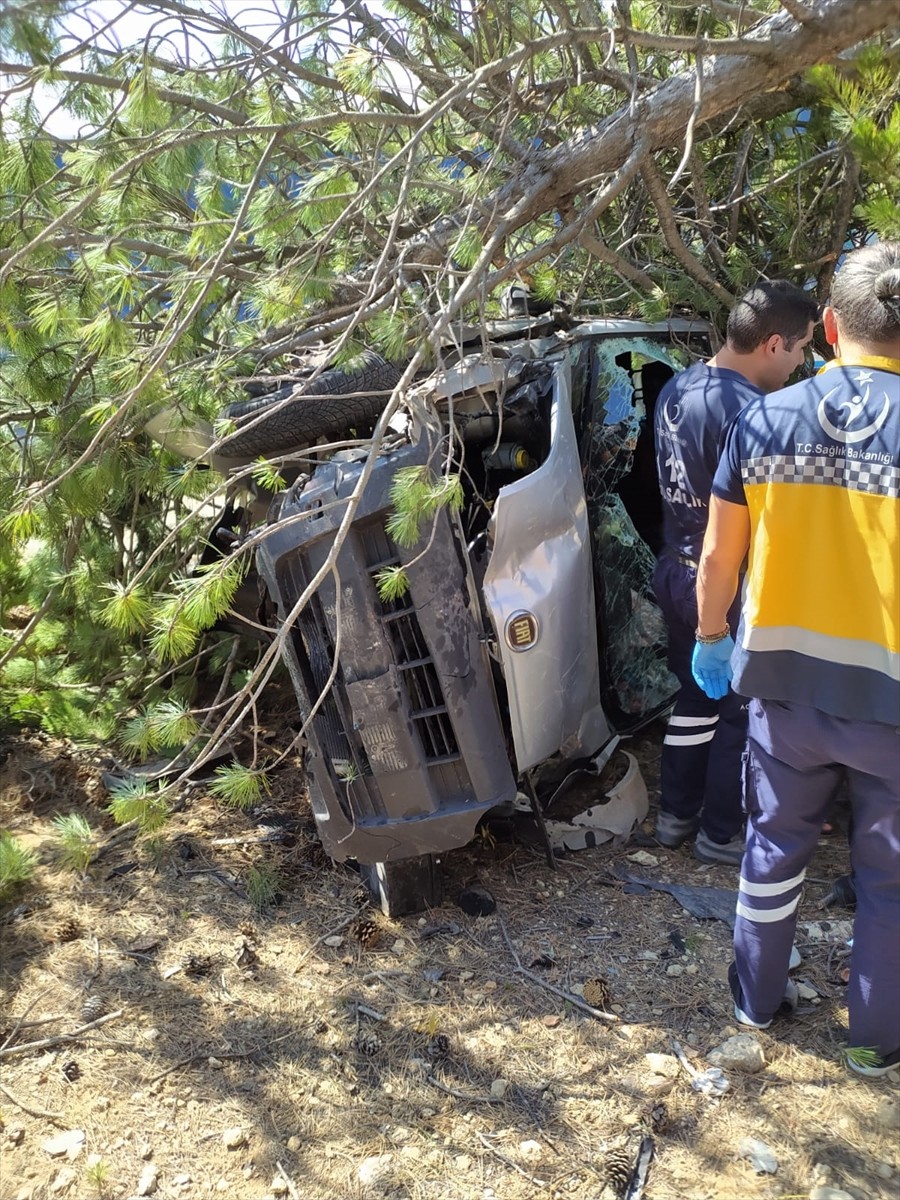  Karaman'da hafif ticari aracın devrilmesi sonucu 5 kişi yaralandı.