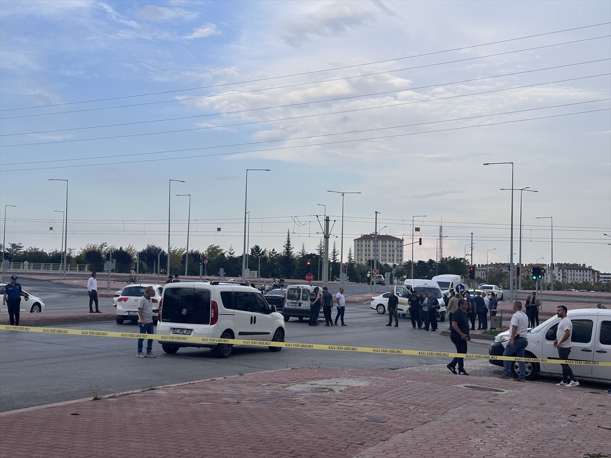 Konya'nın Selçuklu ilçesinde polis tarafından takip edilen çalıntı otomobildeki şüpheliler...