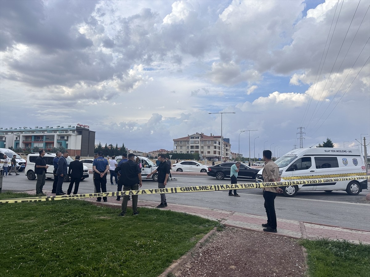 Konya'nın Selçuklu ilçesinde polis tarafından takip edilen çalıntı otomobildeki şüpheliler...