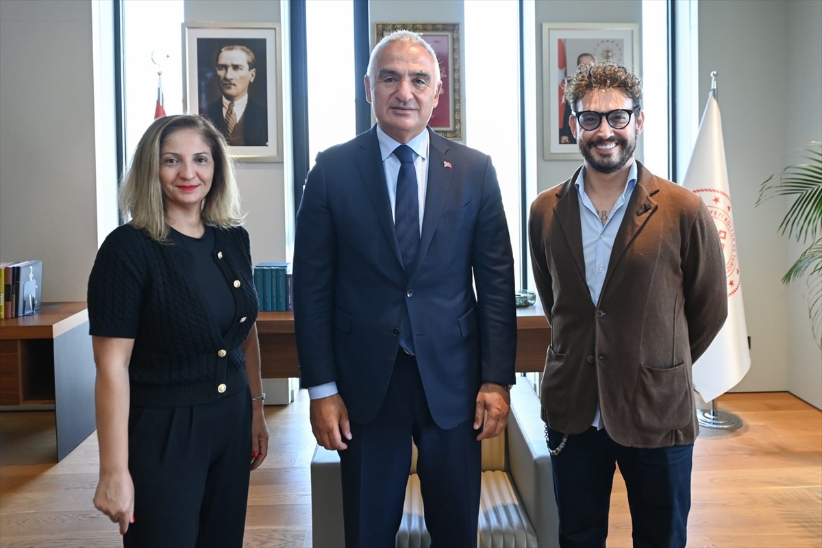 Kültür ve Turizm Bakanı Mehmet Nuri Ersoy (ortada), İtalyan şef Danilo Zanna (sağda) ile İstanbul...