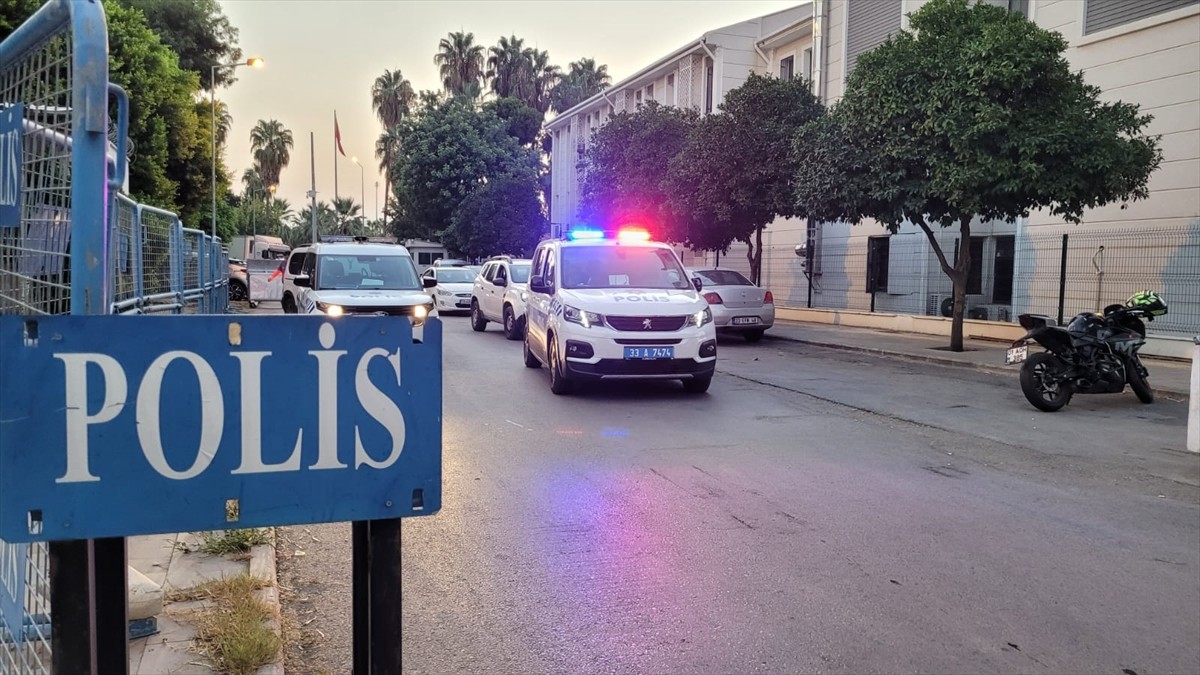 Mersin'de çeşitli suçlardan kesinleşmiş hapis cezası bulunan 52 hükümlü yakalandı.  Ekipler...