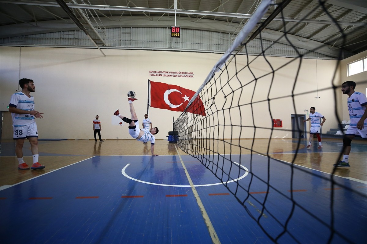 Türkiye şampiyonluğunu üst üste 4. kez elde eden Solhan Ayak Tenisi Takımı, Romanya'da...