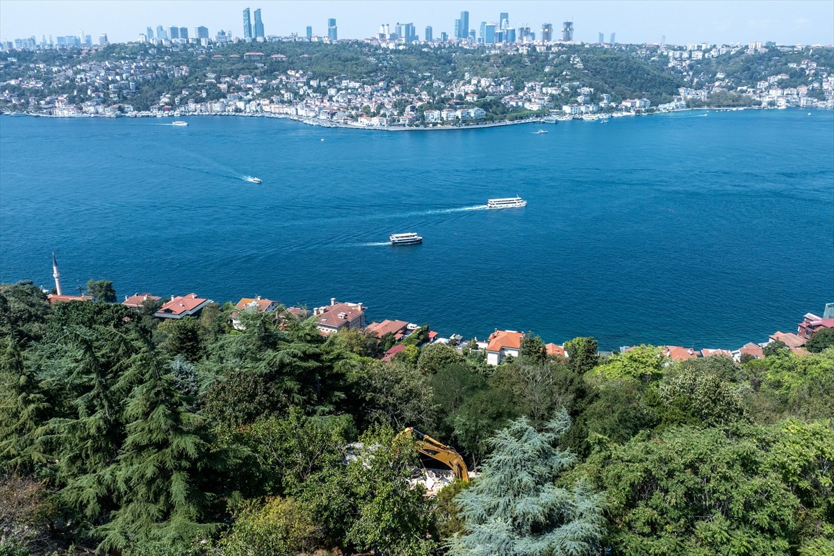 Üsküdar Vaniköy'de Boğaziçi Öngörünüm Bölgesi'nde izinsiz inşa faaliyetlerinin gerçekleştirildiği...