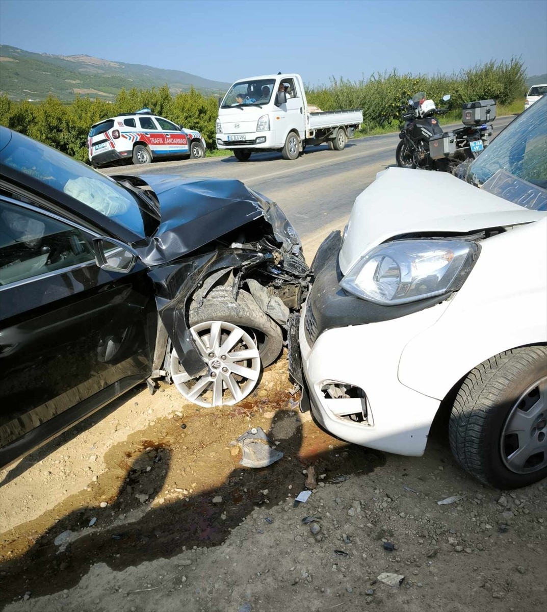 Bursa'nın İznik ilçesindeki trafik kazasında yaralanan ve aralarında İznik Kaymakamı Arif...