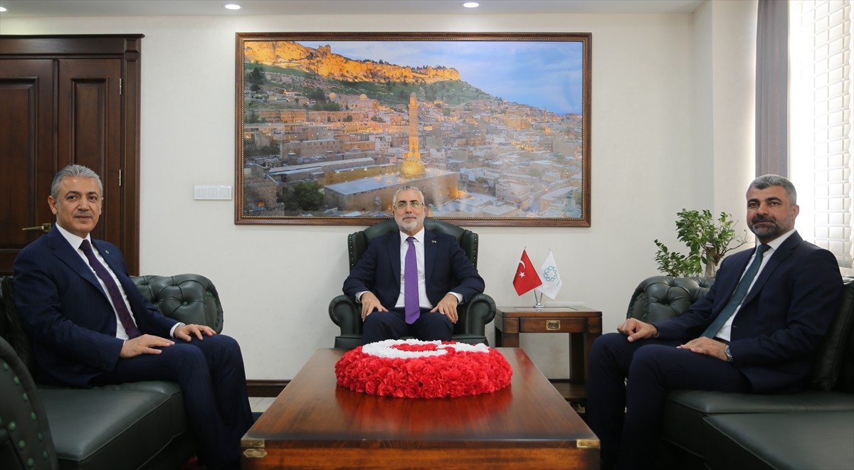 Çalışma ve Sosyal Güvenlik Bakanı Vedat Işıkhan (ortada), Mardin Valiliğine ziyarette bulundu....