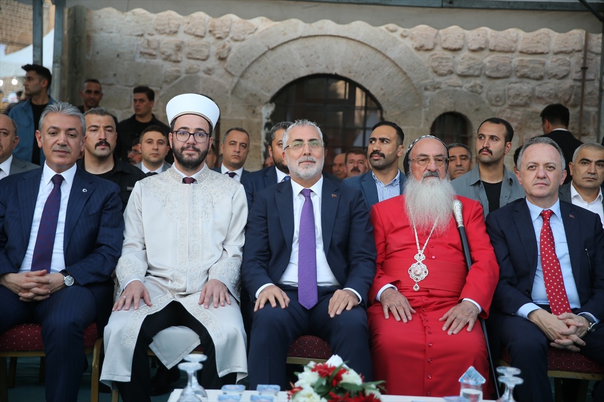 Çalışma ve Sosyal Güvenlik Bakanı Vedat Işıkhan (ortada), Mardin'in Midyat ilçesinde düzenlenen...