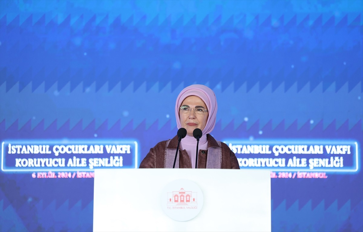 Cumhurbaşkanı Recep Tayyip Erdoğan'ın eşi Emine Erdoğan, İstanbul Valiliği tarafından düzenlenen...