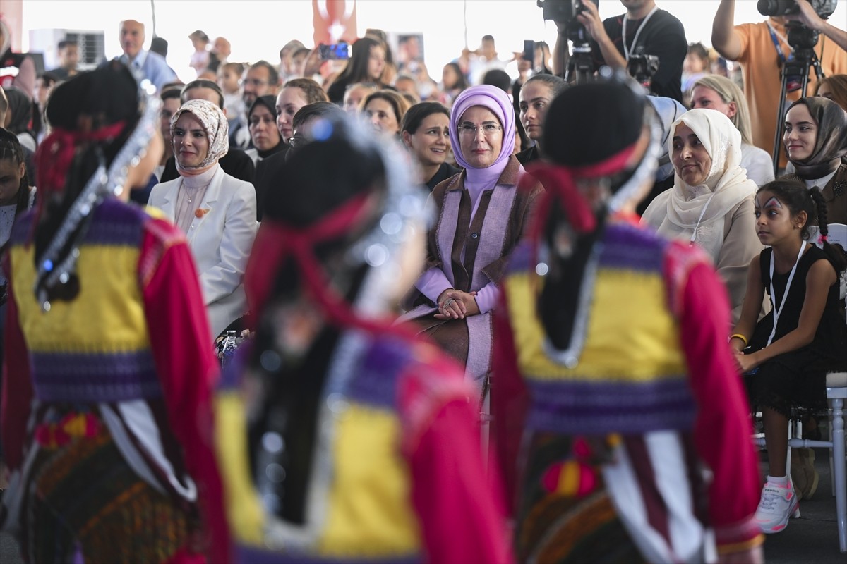 Cumhurbaşkanı Recep Tayyip Erdoğan'ın eşi Emine Erdoğan, İstanbul Valiliği tarafından düzenlenen...