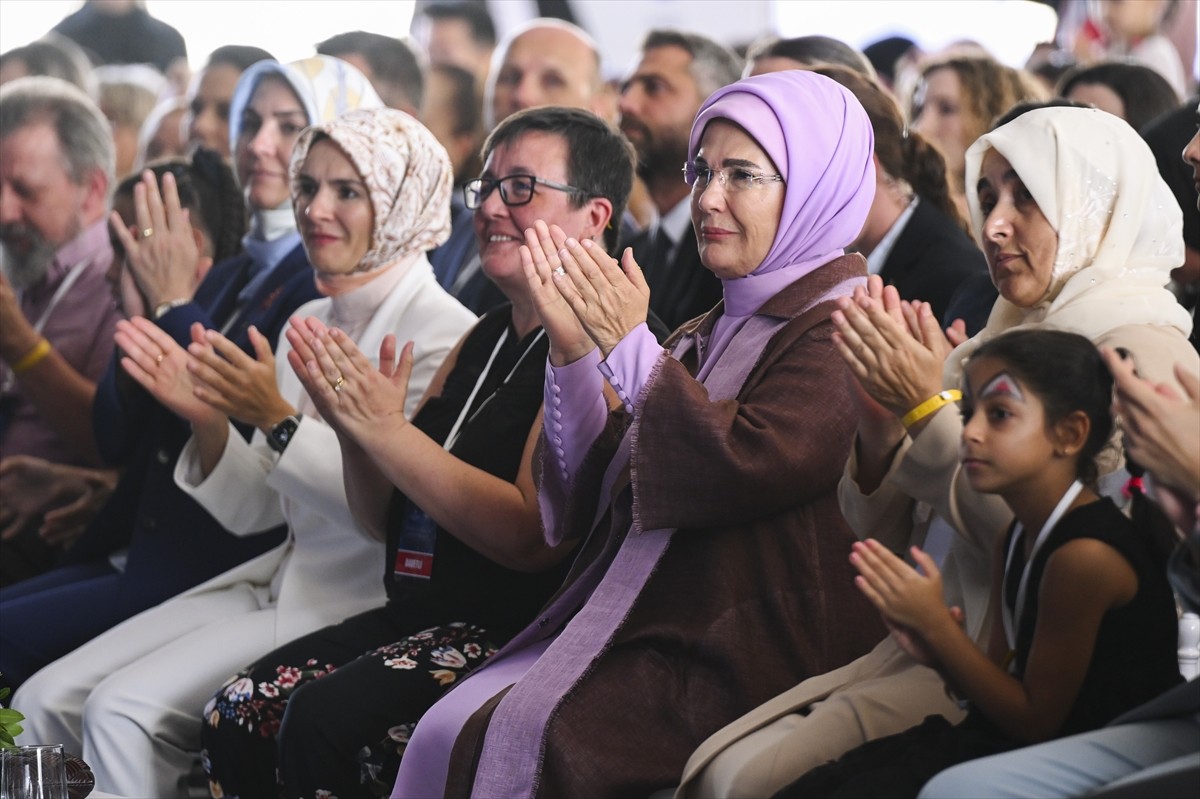 Cumhurbaşkanı Recep Tayyip Erdoğan'ın eşi Emine Erdoğan, İstanbul Valiliği tarafından düzenlenen...