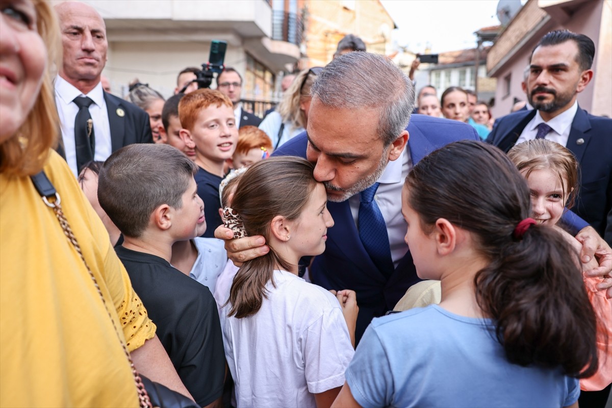 Dışişleri Bakanı Hakan Fidan, Kosova'nın Prizren şehrindeki Motrat Qirazi Okulu'ndaki programda...