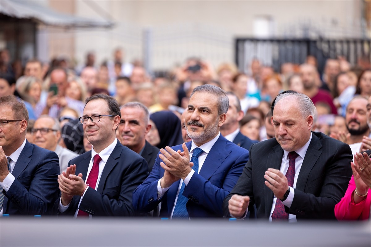 Dışişleri Bakanı Hakan Fidan, Kosova'nın Prizren şehrindeki Motrat Qirazi Okulu'ndaki programda...