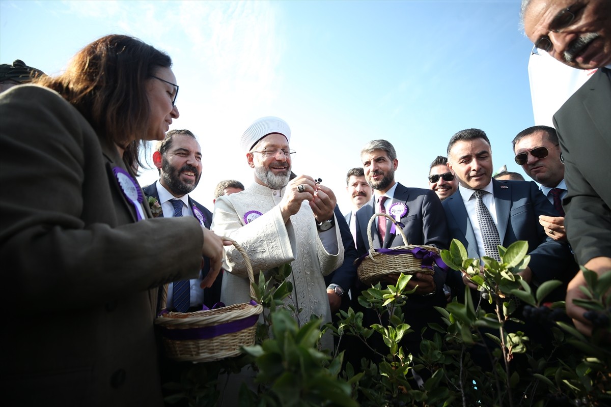 Diyanet İşleri Başkanı Ali Erbaş, Yalova'nın Çiftlikköy ilçesinde kız öğrencilere eğitim verilecek...