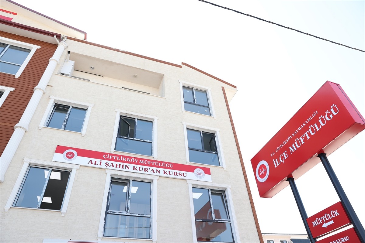 Diyanet İşleri Başkanı Ali Erbaş, Yalova'nın Çiftlikköy ilçesinde müftülüğün yeni hizmet binasının...