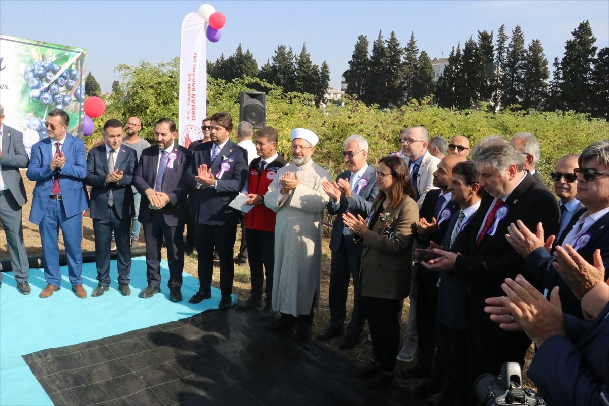 Diyanet İşleri Başkanı Prof. Dr. Ali Erbaş,  Yalova'nın Çiftlikköy ilçesinde kız öğrencilere...